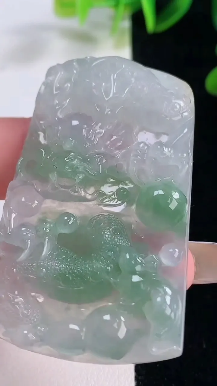 天然A货翡翠龙牌吊坠，尺寸55.7-35-7，重量:29.37g
11月20日