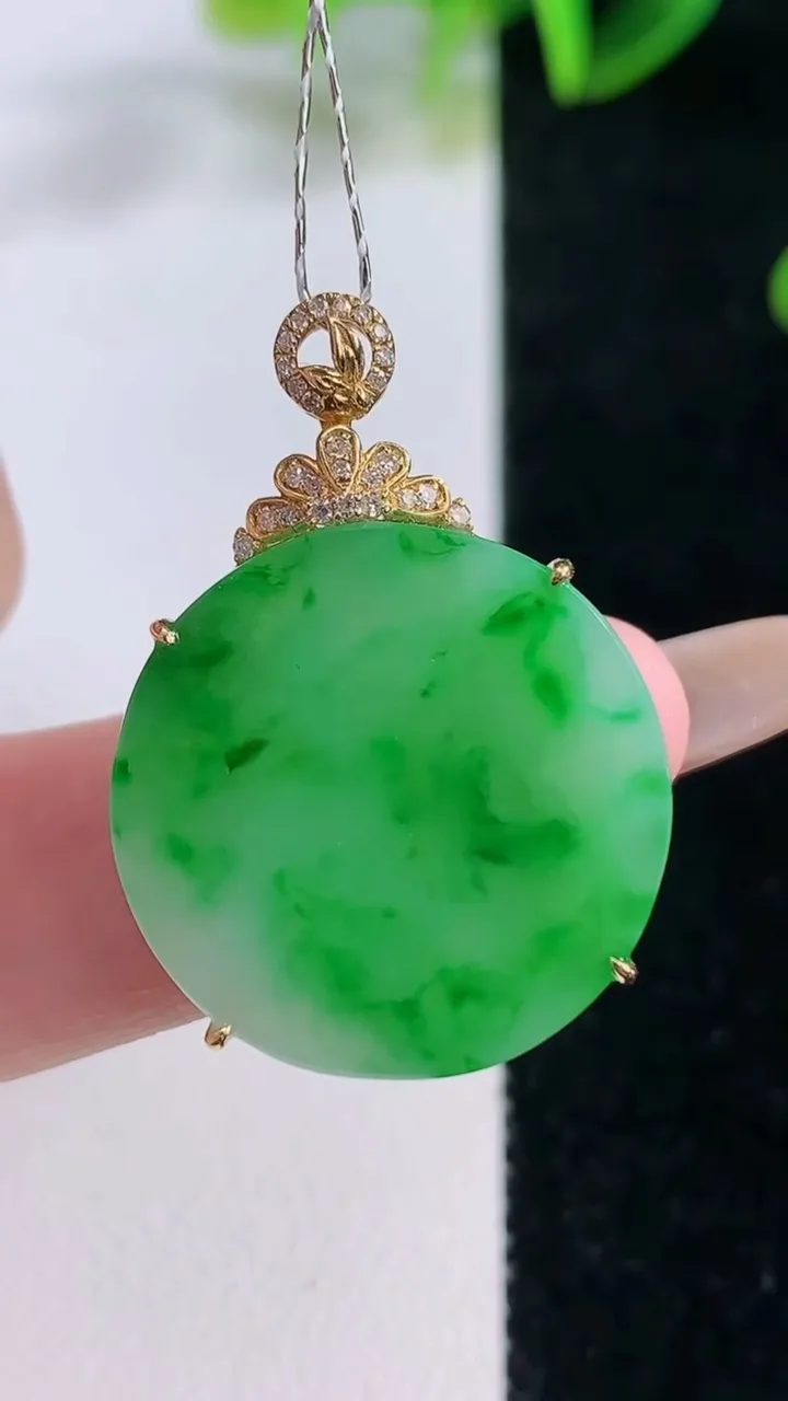 天然A货翡翠无事牌吊坠，尺寸22.8-6.3，重量:5.30g
11月20日