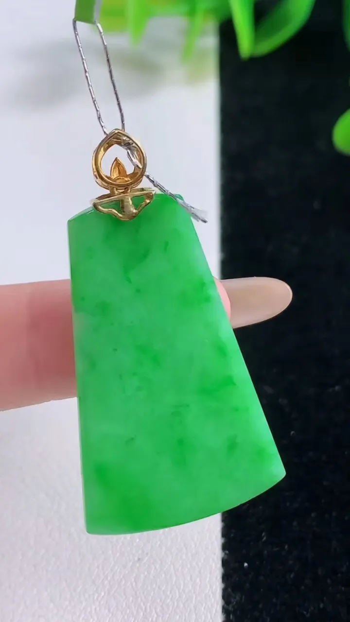 天然A货翡翠无事牌吊坠，尺寸36.2-22.3-3.4，重量:6.70g
11月20日