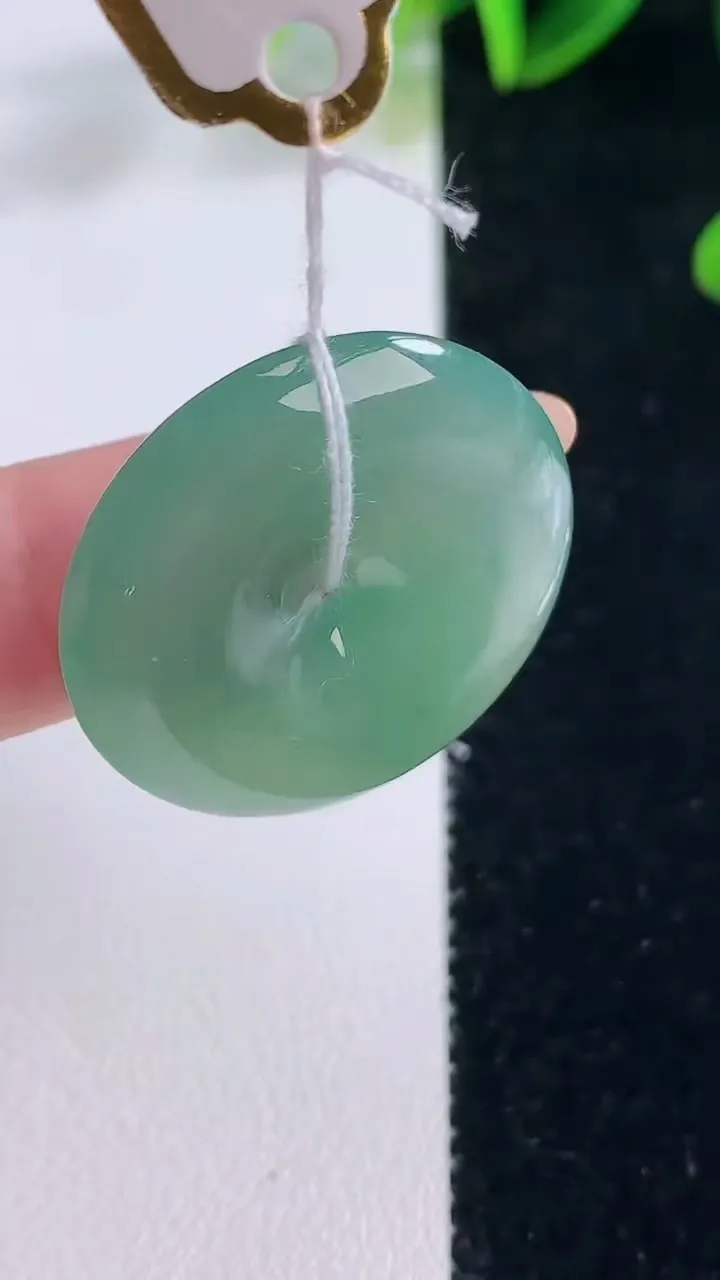 天然A货翡翠平安扣吊坠，尺寸27-5.8，重量:8.51g
11月20日