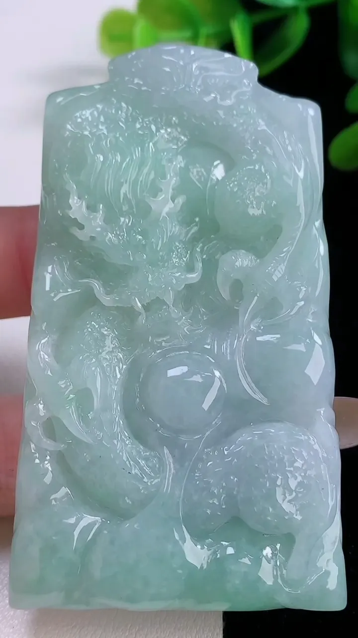 天然A货翡翠龙牌吊坠，尺寸72-40.8-9，重量:68.55g
11月20日