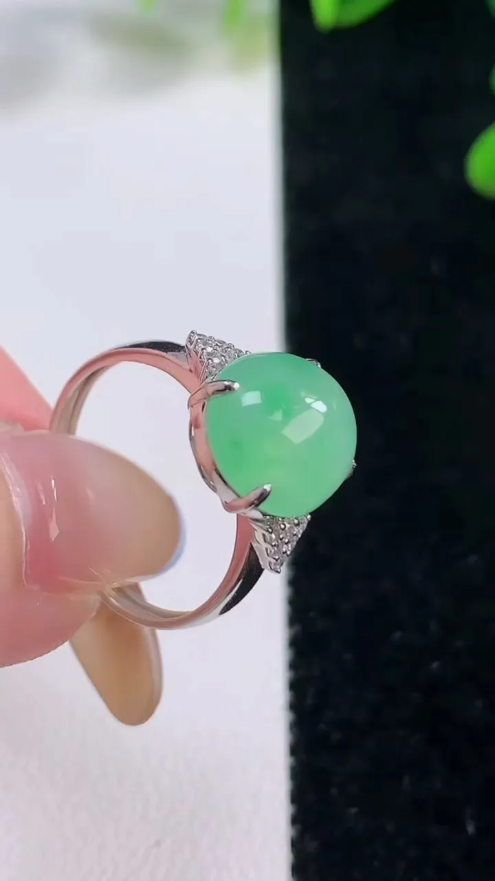 天然A货翡翠蛋面戒指，尺寸17.8-11.2-10-8.2，重量:2.64g2025年11月20日
工厂直销收藏佳品,种好水足，色泽均匀，有种有色，上手高大气！