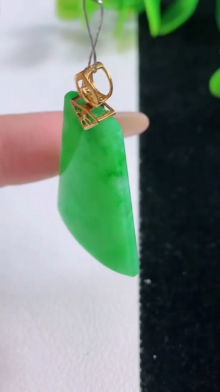 天然A货翡翠无事牌吊坠，尺寸36.2-22.3-3.4，重量:6.70g
11月20日