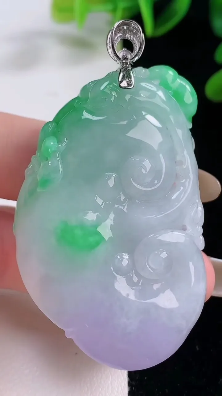 天然A货翡翠18K金春带彩紫罗兰今非昔比 蜥蜴吊坠，尺寸53.4-35-11，重量:42.94g
11月20日