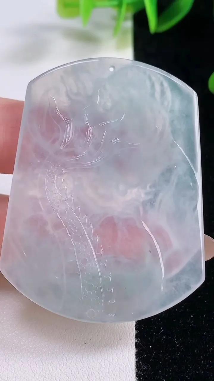 天然A货翡翠龙牌吊坠，尺寸54.6-42-4.6，重量:22.31g
11月20日