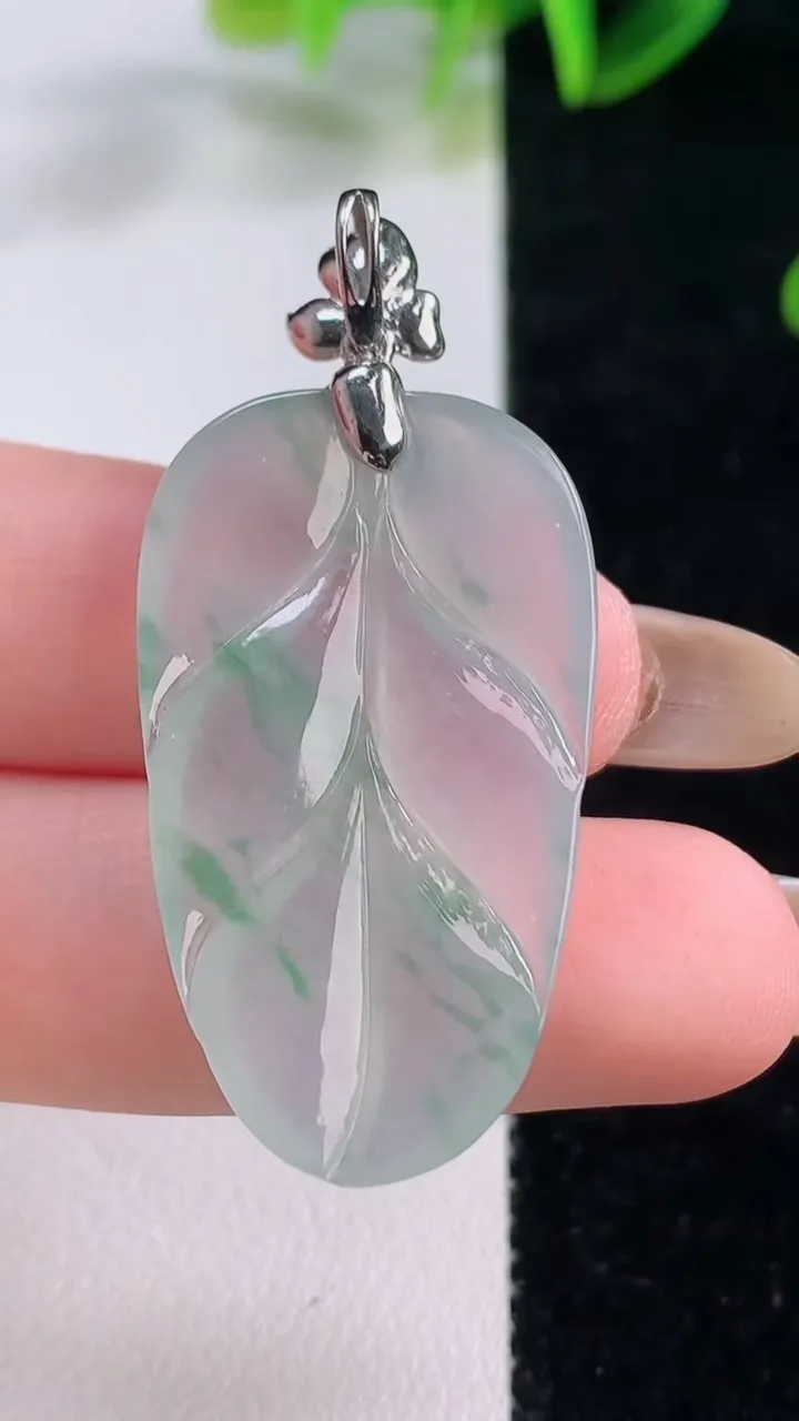 天然A货翡翠种飘花金枝玉叶 叶子吊坠，尺寸35-20-4，重量:6.46g
11月20日