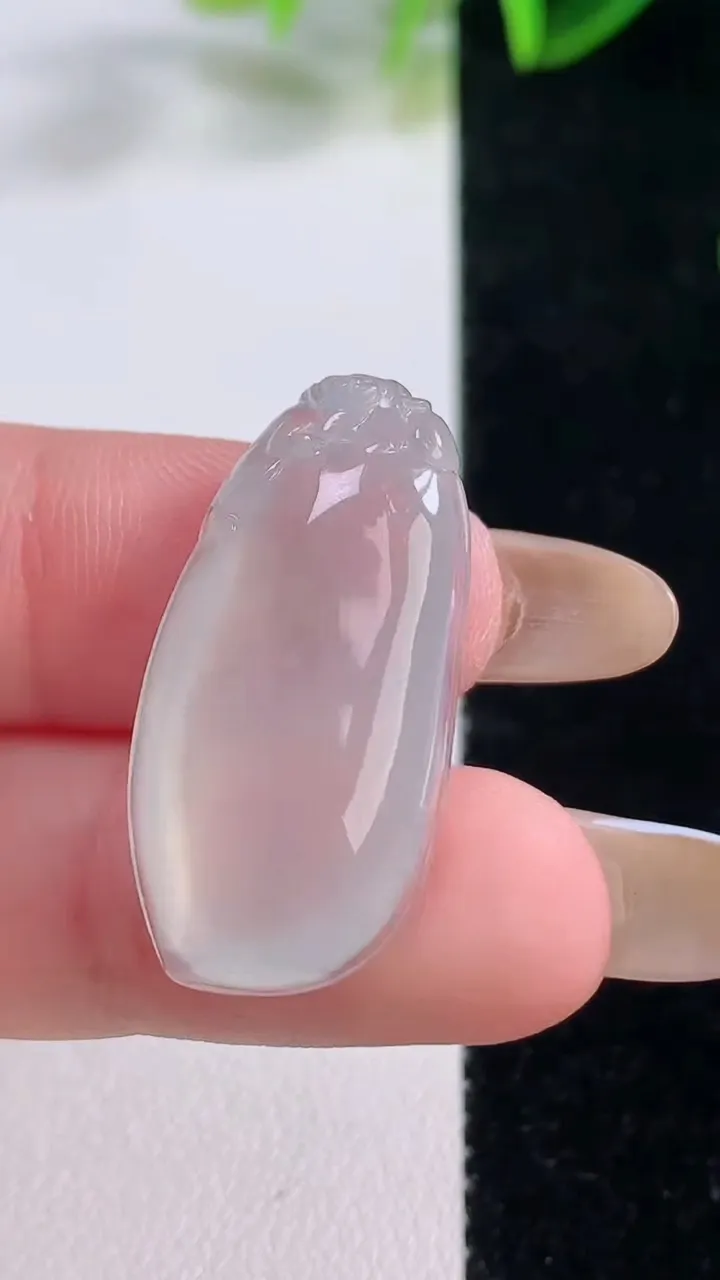 天然A货翡翠福瓜吊坠，尺寸29.4-14.2-7，重量:5.49g
11月20日