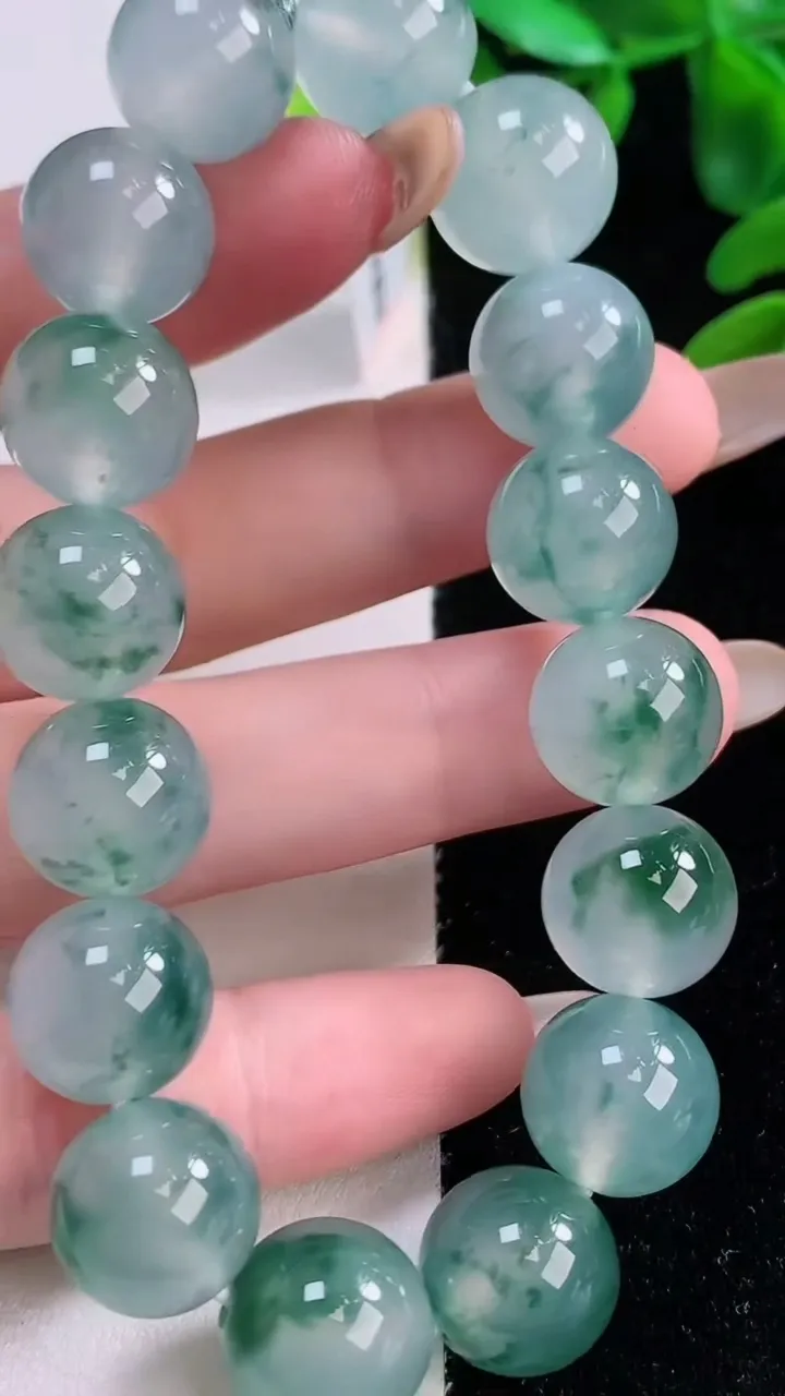 天然A货翡翠种飘花圆珠手串，尺寸12.5-16颗，重量:58.80g11月20日
工厂直销收藏佳品,种好水足，色泽均匀，有种有色，上手高大气！
