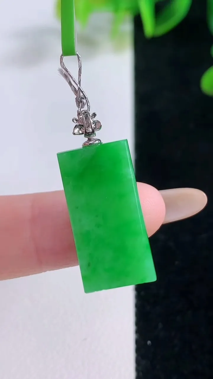 天然A货翡翠无事牌吊坠，尺寸22-11-4，重量:3.57g
11月20日
