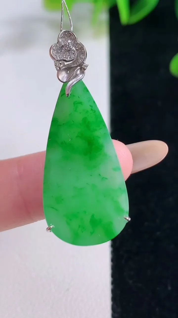 天然A货翡翠水滴吊坠，尺寸31.4-15.3-4.4，重量:4.53g
11月20日