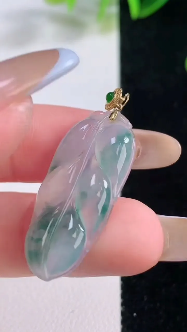天然A货翡翠种飘花金枝玉叶叶子吊坠，尺寸30.6-15-3.7，重量:3.70g
11月20日
