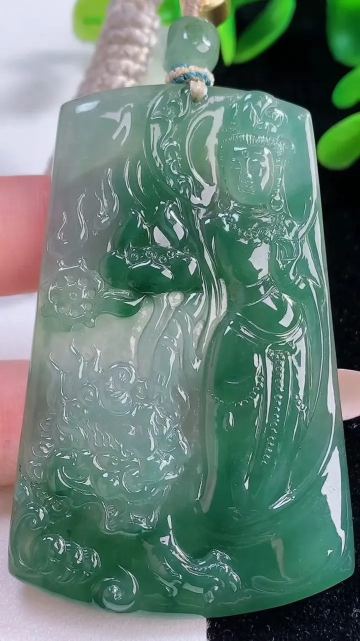 天然A货翡翠大势至菩萨吊坠，尺寸67.5-42-5.4，重量:43.07g
11月20日