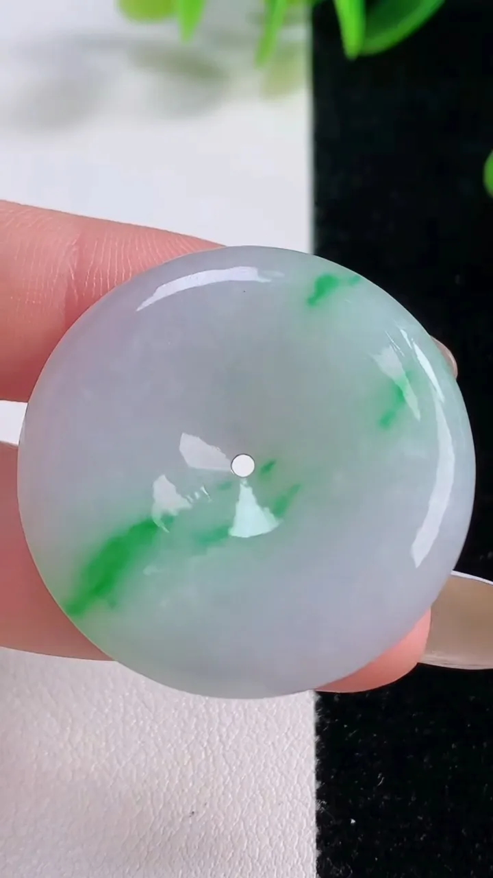 天然A货翡翠平安扣吊坠，尺寸34-5.7，重量:14.57g
11月20日