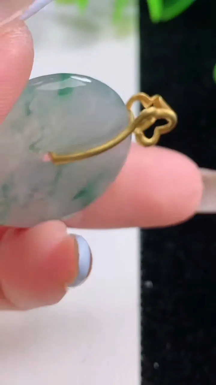 天然A货翡翠种飘花平安扣吊坠，尺寸26.6-4，重量4:6.97g
11月20日