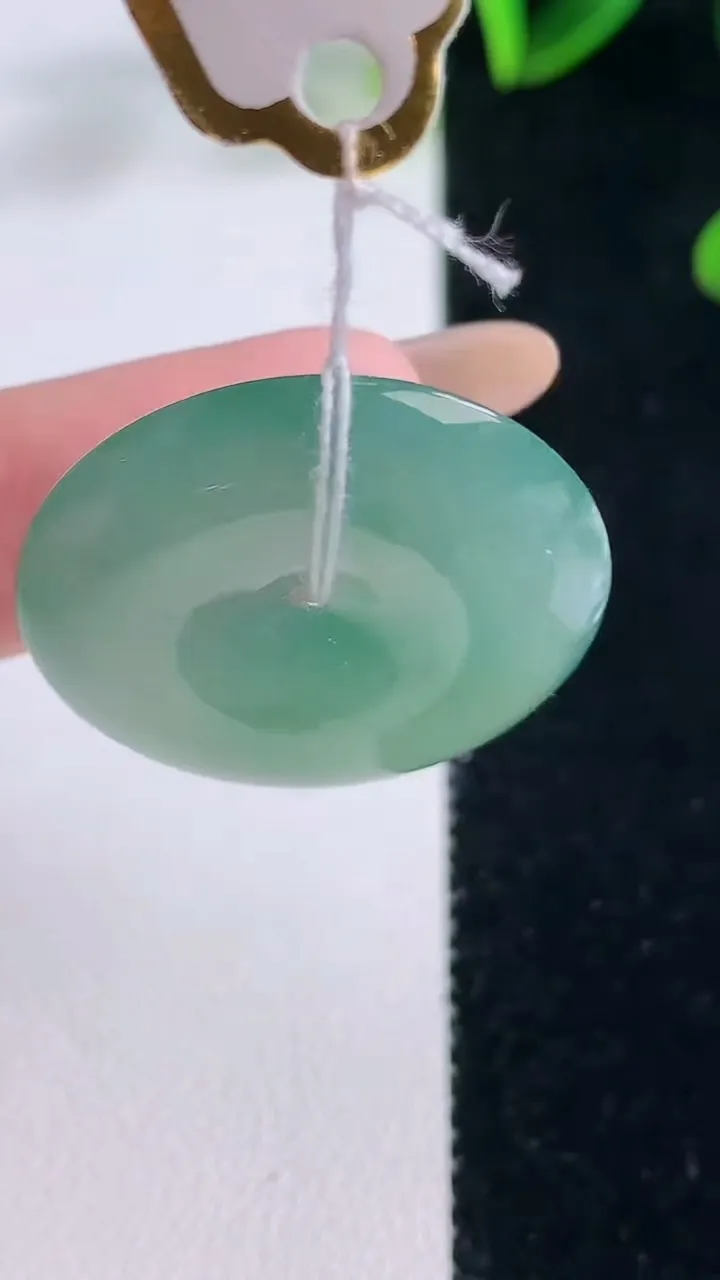 天然A货翡翠平安扣吊坠，尺寸27-5.8，重量:8.51g
11月20日