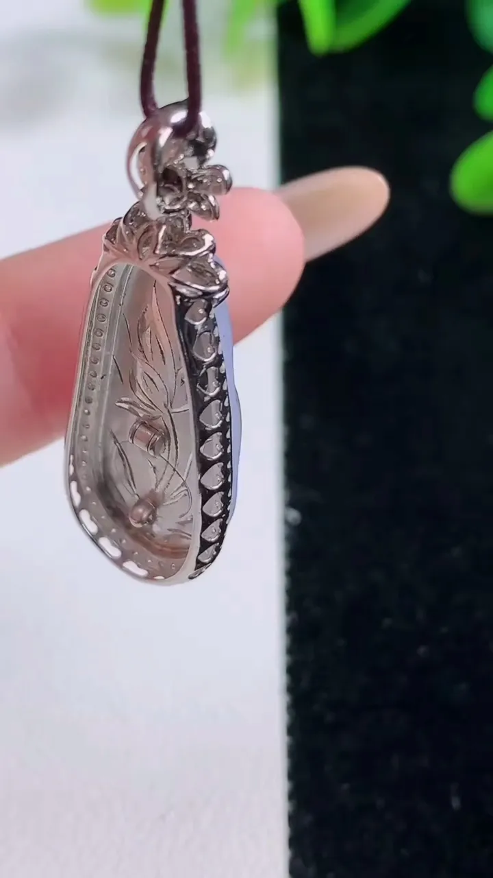 天然A货翡翠18K金紫罗兰福豆吊坠，尺寸35.4-12.5-7.3裸石25.2-10.2重量:4.85g
11月20日