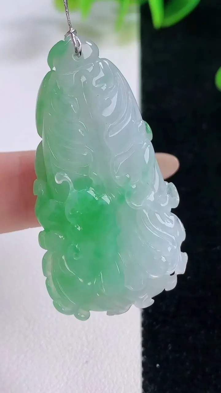 天然A货翡翠白菜吊坠，尺寸45.2-24.5-10.3，重量:17.79g
11月20日