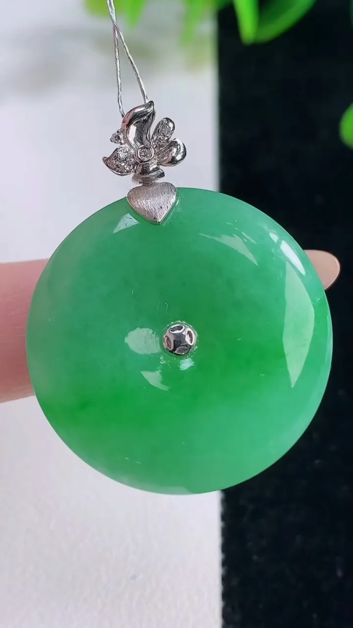 天然A货翡翠平安扣吊坠，尺寸28.4-6，重量:11.20g
11月20日