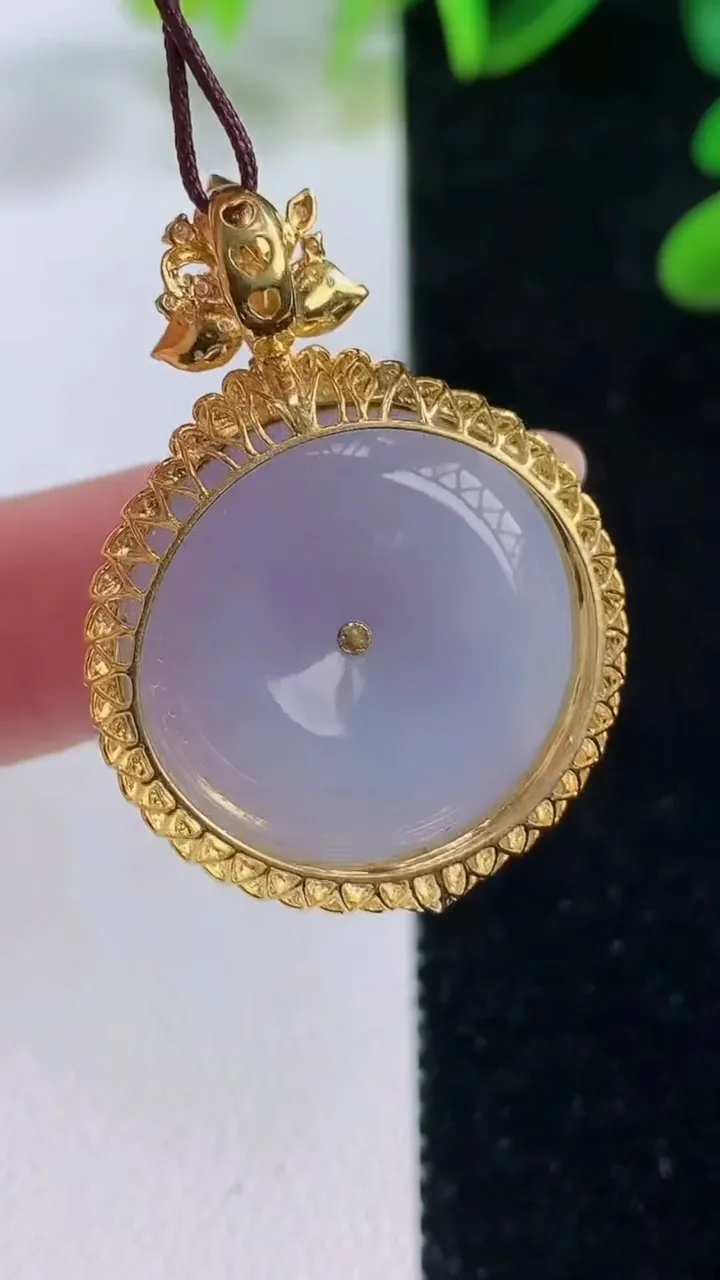 天然A货翡翠18K金紫罗兰平安扣吊坠，尺寸34.2-24.6-9，裸石21.5重量:7.59g
11月20日