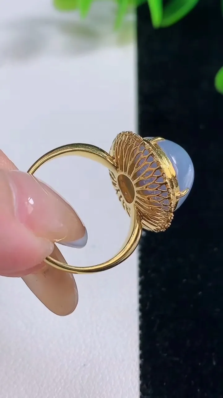 天然A货翡翠18K金紫罗兰蛋面戒指，尺寸18.6-14-12.7-12，重量:5.36g2025年11月20日
工厂直销收藏佳品,种好水足，色泽均匀，有种有色，上手高大气！