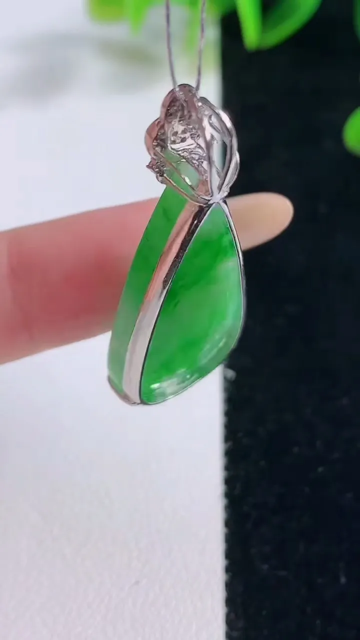 天然A货翡翠水滴吊坠，尺寸31.4-15.3-4.4，重量:4.53g
11月20日