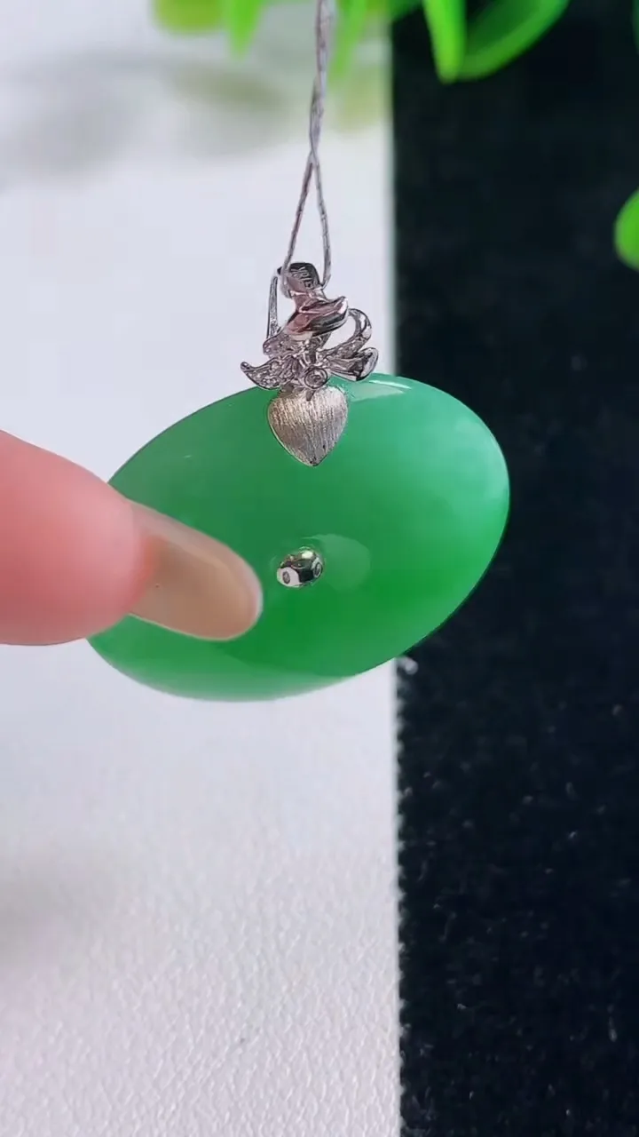 天然A货翡翠平安扣吊坠，尺寸28.4-6，重量:11.20g
11月20日