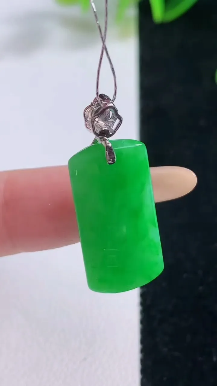天然A货翡翠无事牌吊坠，尺寸23.7-11.7-4.7，重量:3.81g
11月20日