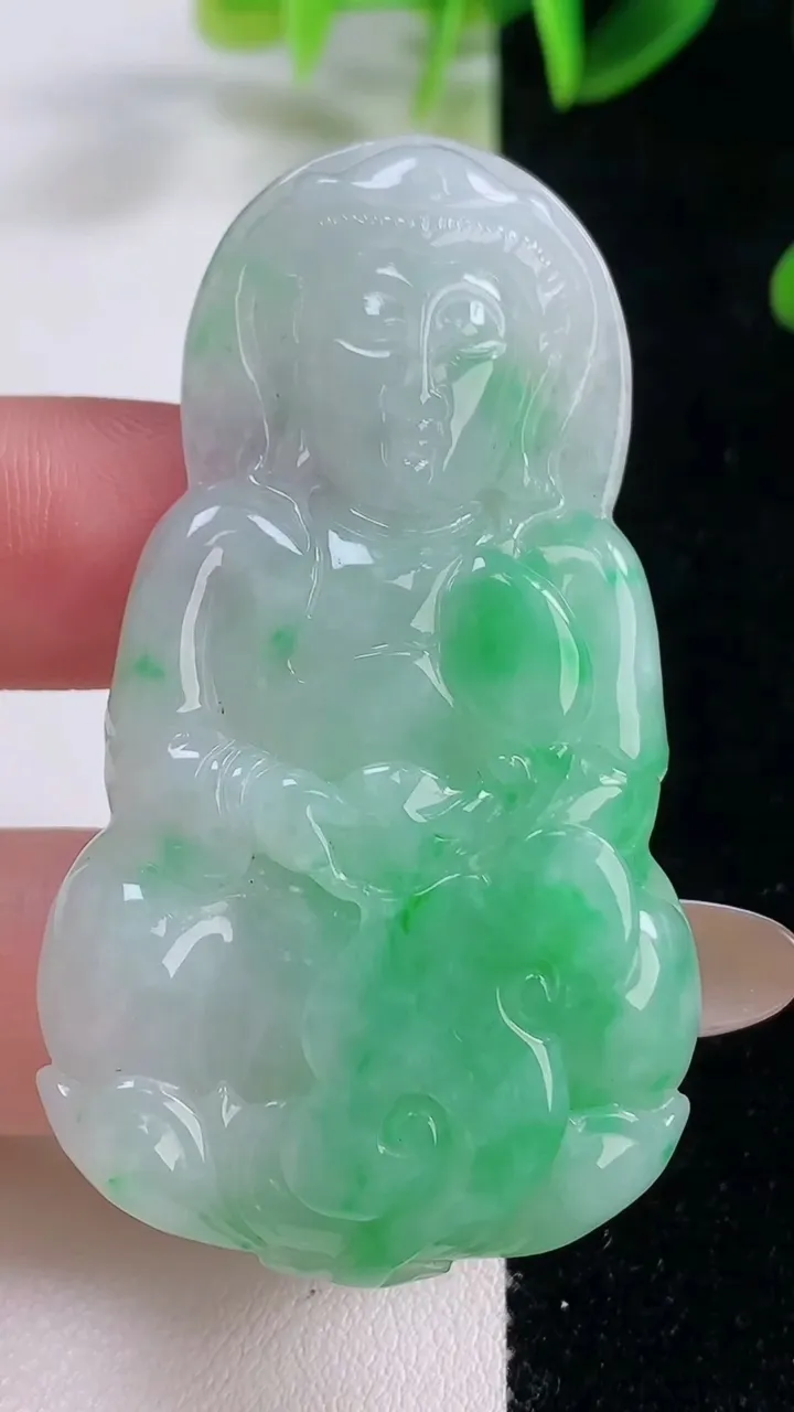 天然A货翡翠观音菩萨吊坠，尺寸52-33-5.8，重量:19.70g
11月20日