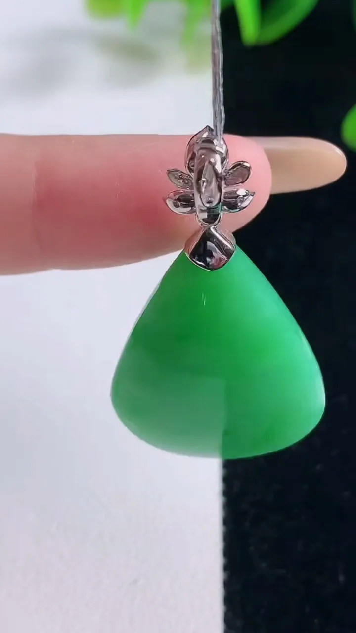 天然A货翡翠水滴吊坠，尺寸28.5-21.2-9.5，重量:10.00g
11月20日