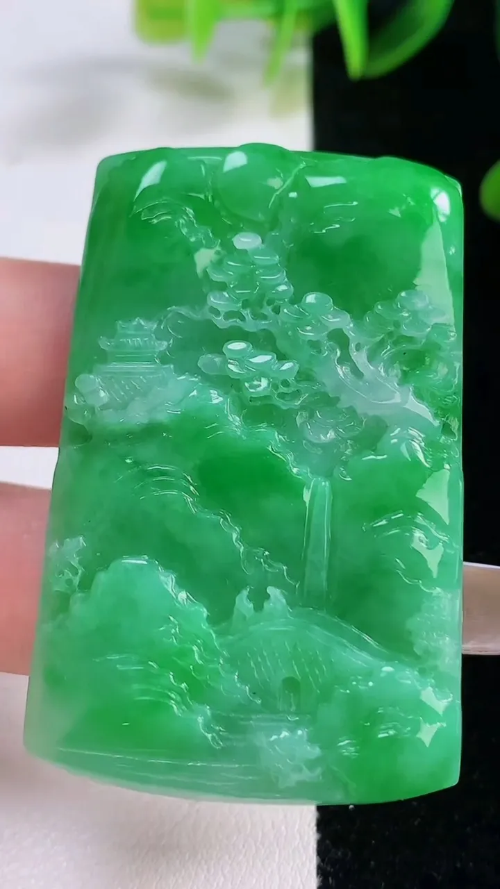 天然A货翡翠山水牌吊坠，尺寸52.4-32.7-5，重量:24.62g
11月20日