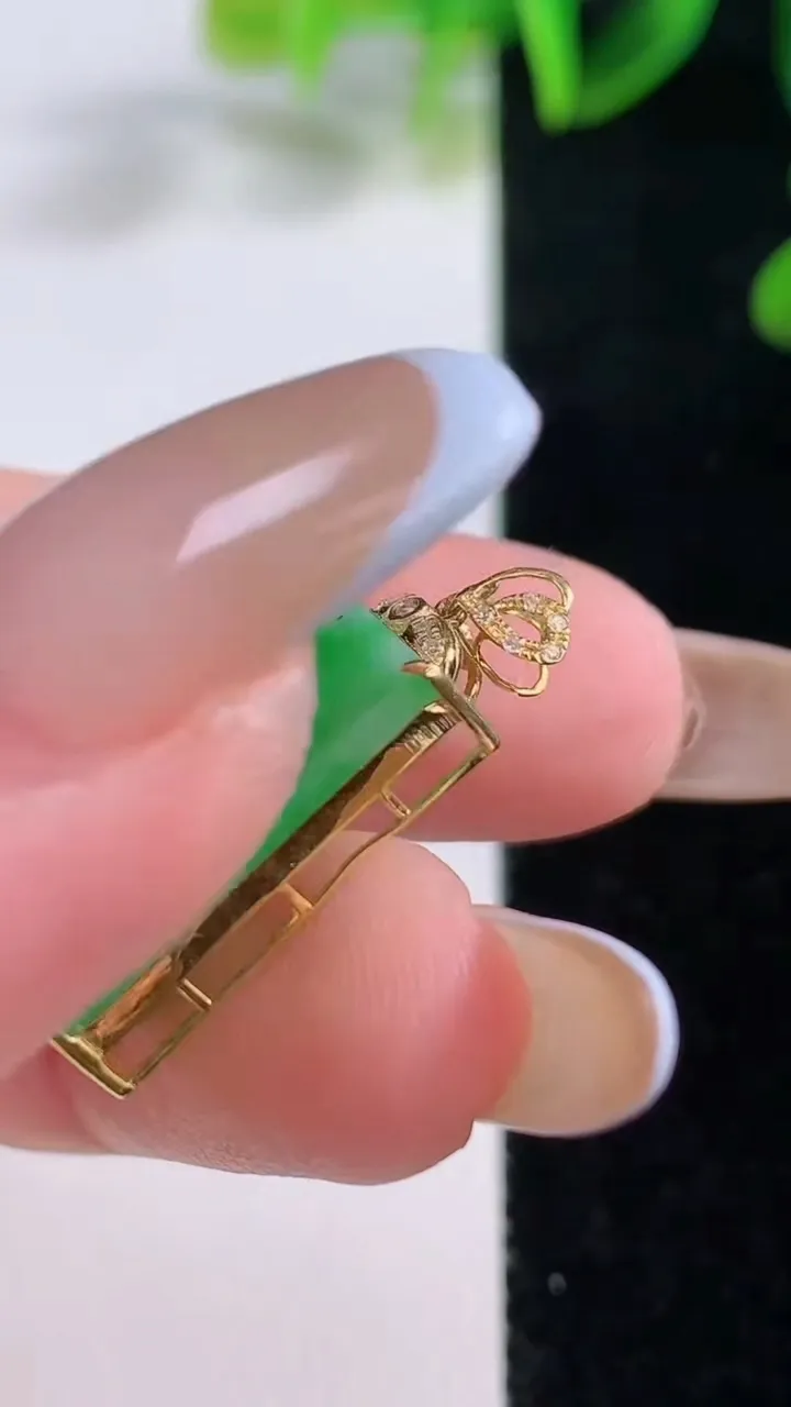 天然A货翡翠无事牌吊坠，尺寸19.2-14.5-4.5，重量:2.25g
11月20日