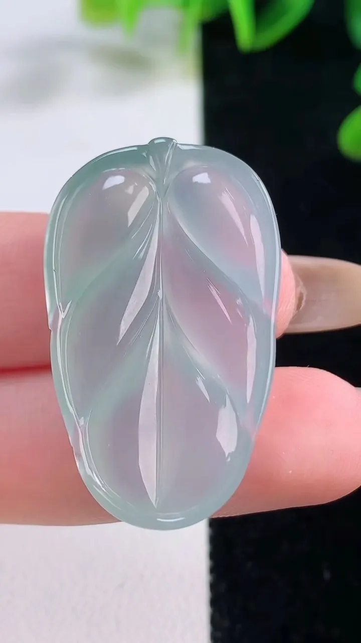 天然A货翡翠金枝玉叶 叶子吊坠，尺寸35-21.4-5.6，重量:8.22g
11月20日