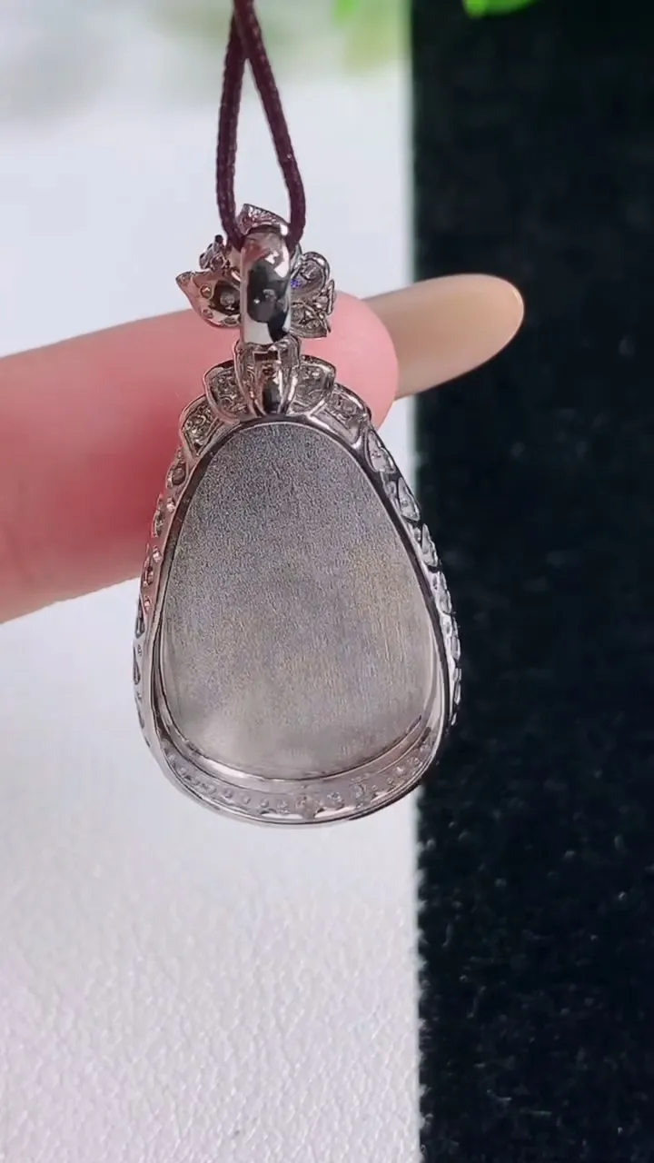 天然A货翡翠金枝玉叶 叶子吊坠，尺寸35.3-17-7，裸石24.3-13.5重量:4.18g
11月20日