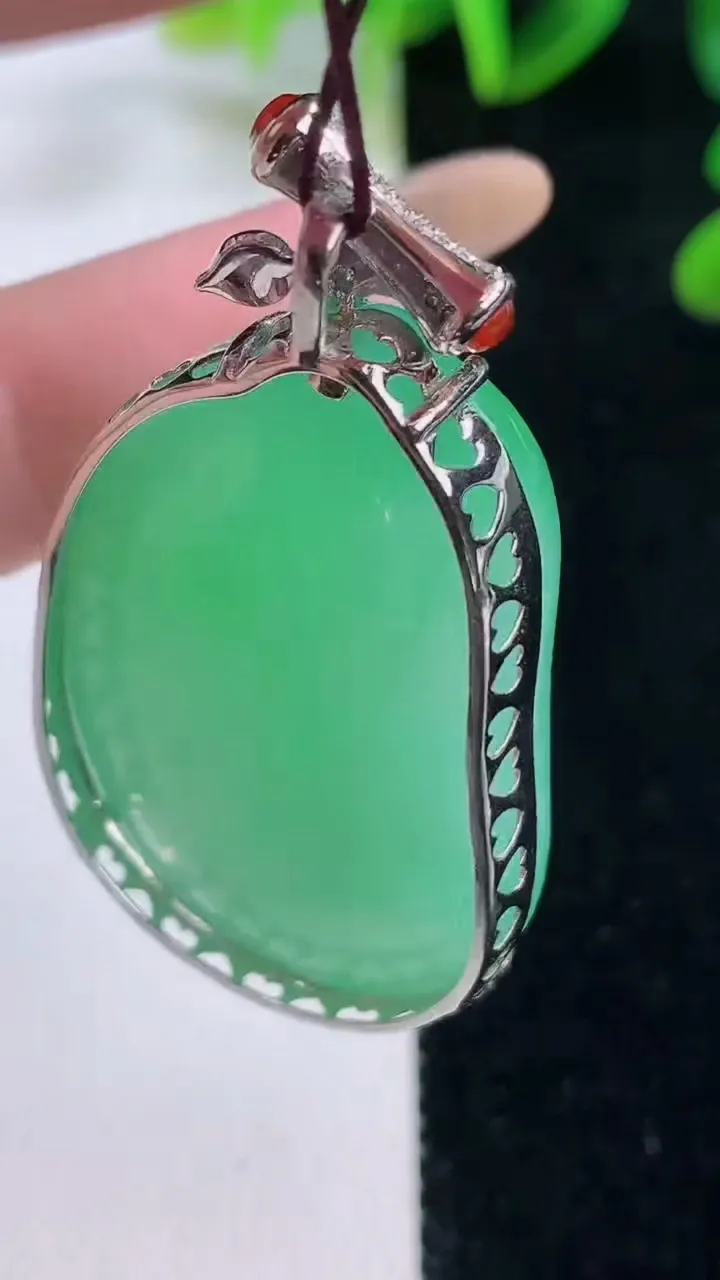 天然A货翡翠福瓜吊坠，尺寸36.3-24-11.5，重量:19.21g
11月20日