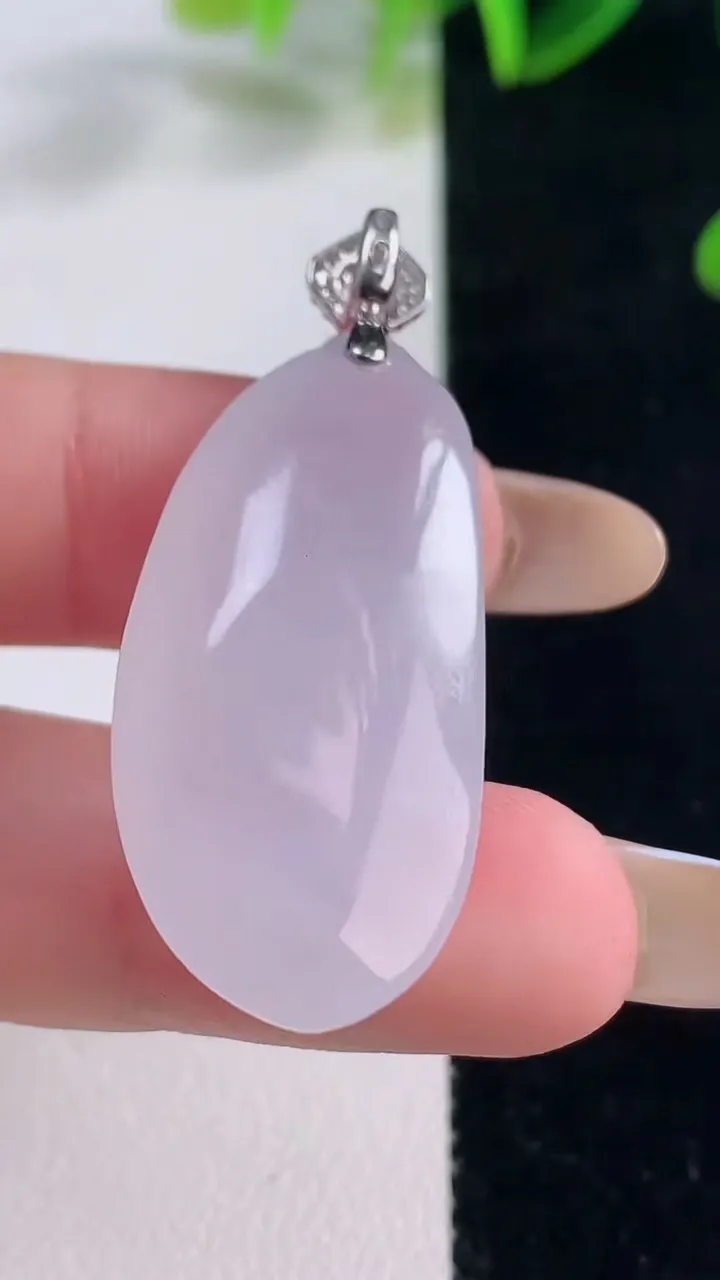 天然A货翡翠种白冰福瓜吊坠，尺寸35-17.5-9，重量:10.42g
11月20日