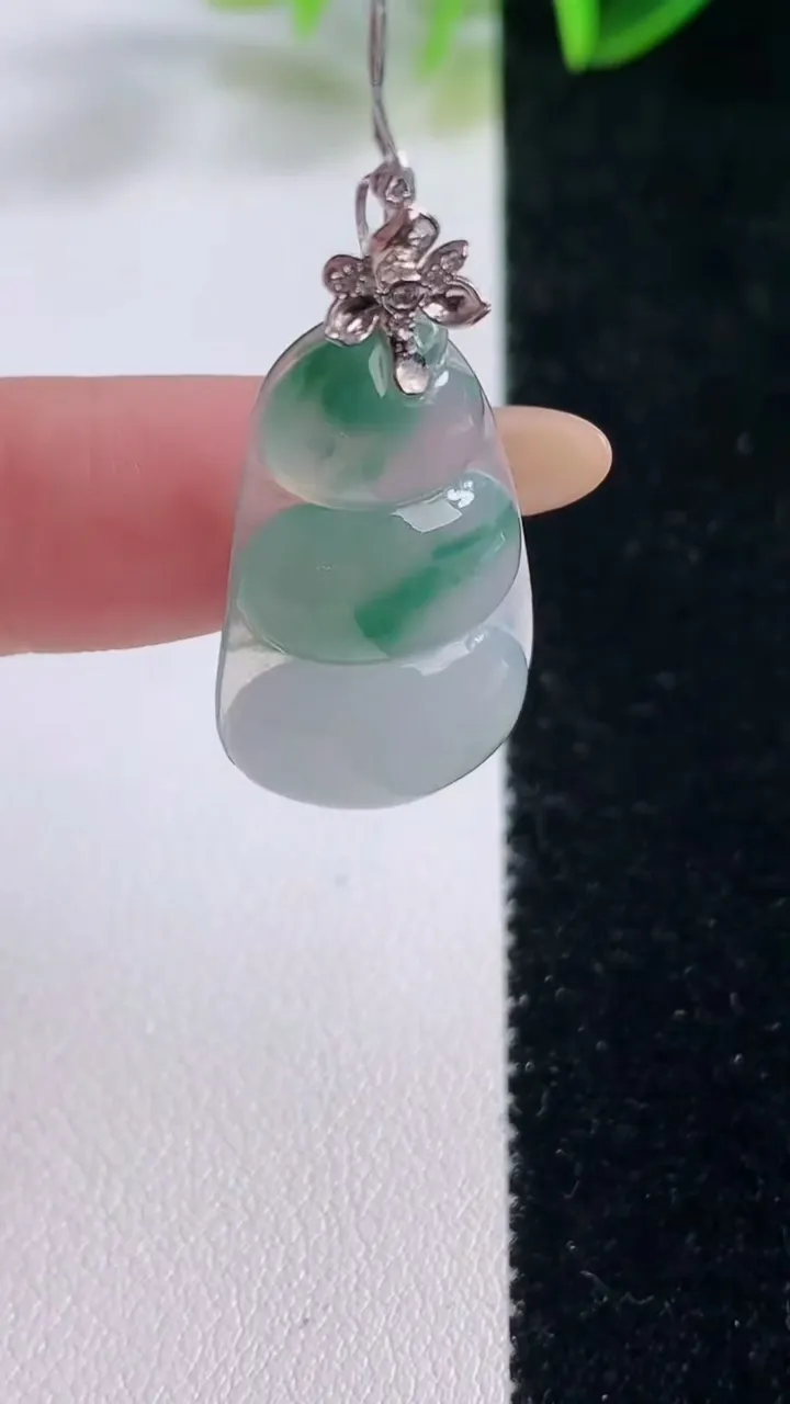 天然A货翡翠种飘花福豆吊坠，尺寸31.2-15.7-4.3，重量:4.74g
11月20日