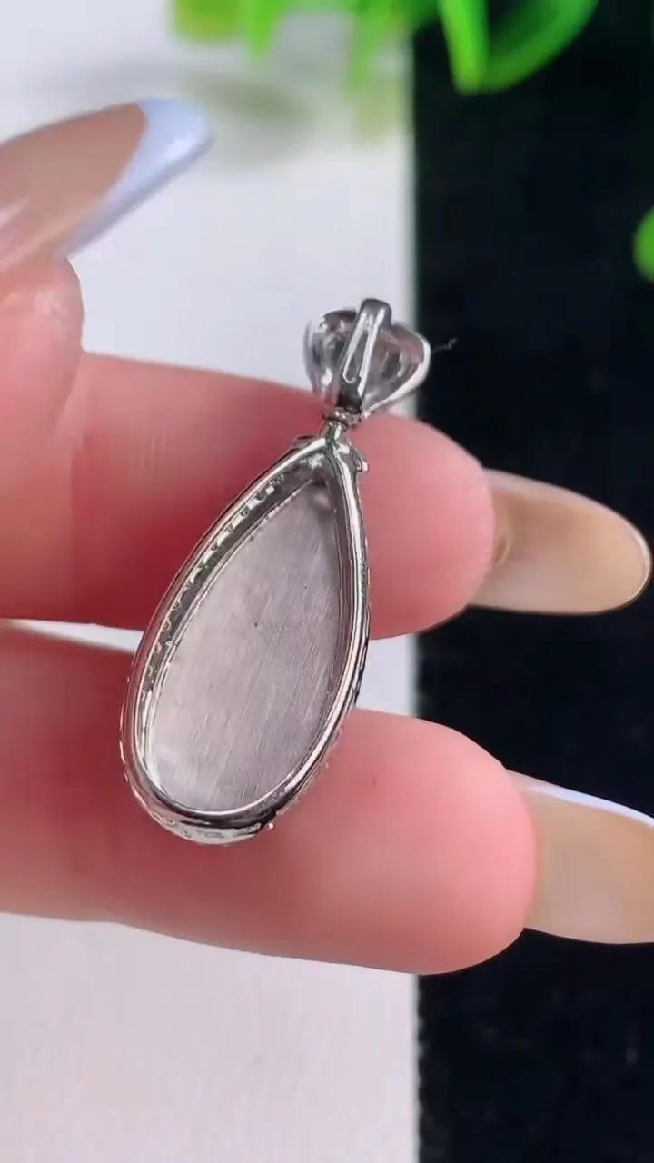 天然A货翡翠水滴吊坠，尺寸30-11-5.6，裸石19.2-8.7重量:2.79g
11月20日