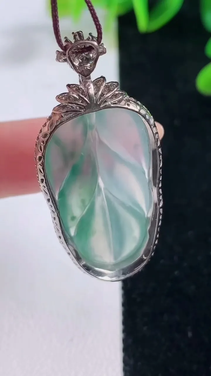 天然A货翡翠种飘花金枝玉叶 叶子吊坠，尺寸44-20-7，裸石32.4-17重量:7.03g
11月20日