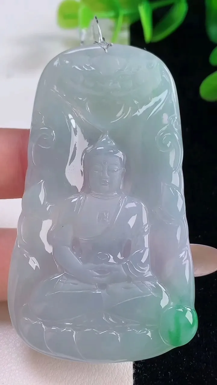 天然A货翡翠大日如来吊坠，尺寸67-38-4.6，重量:28.44g
11月20日