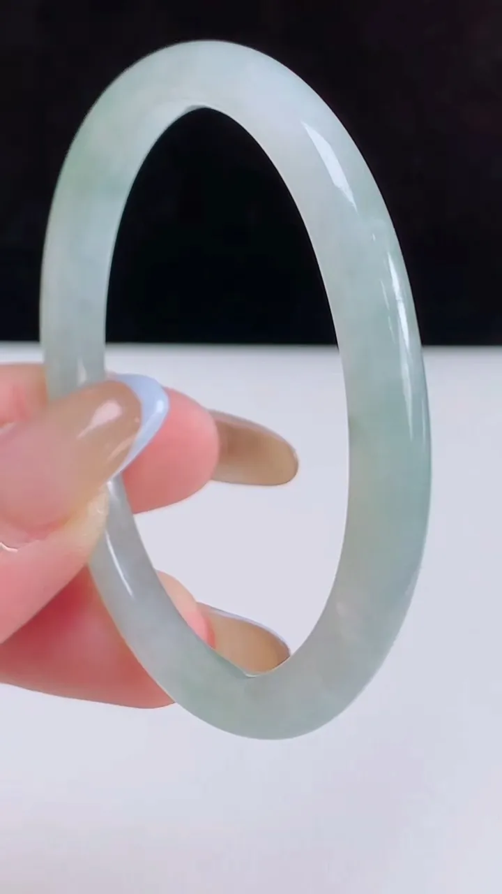 天然A货翡翠种飘花贵妃手镯，尺寸52-44.8-6，重量:16.48g
11月20日