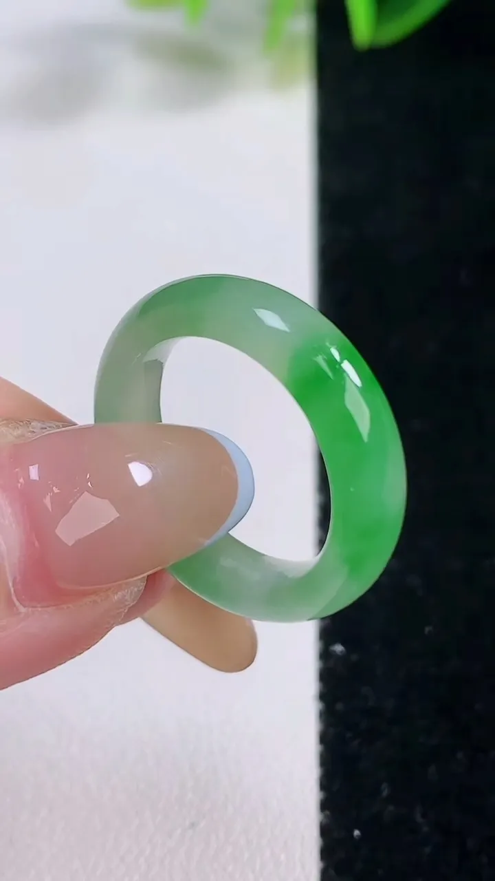 天然A货翡翠指环戒指，尺寸17.5-5-3，重量:3.82g2025年11月20日
工厂直销收藏佳品,种好水足，色泽均匀，有种有色，上手高大气！