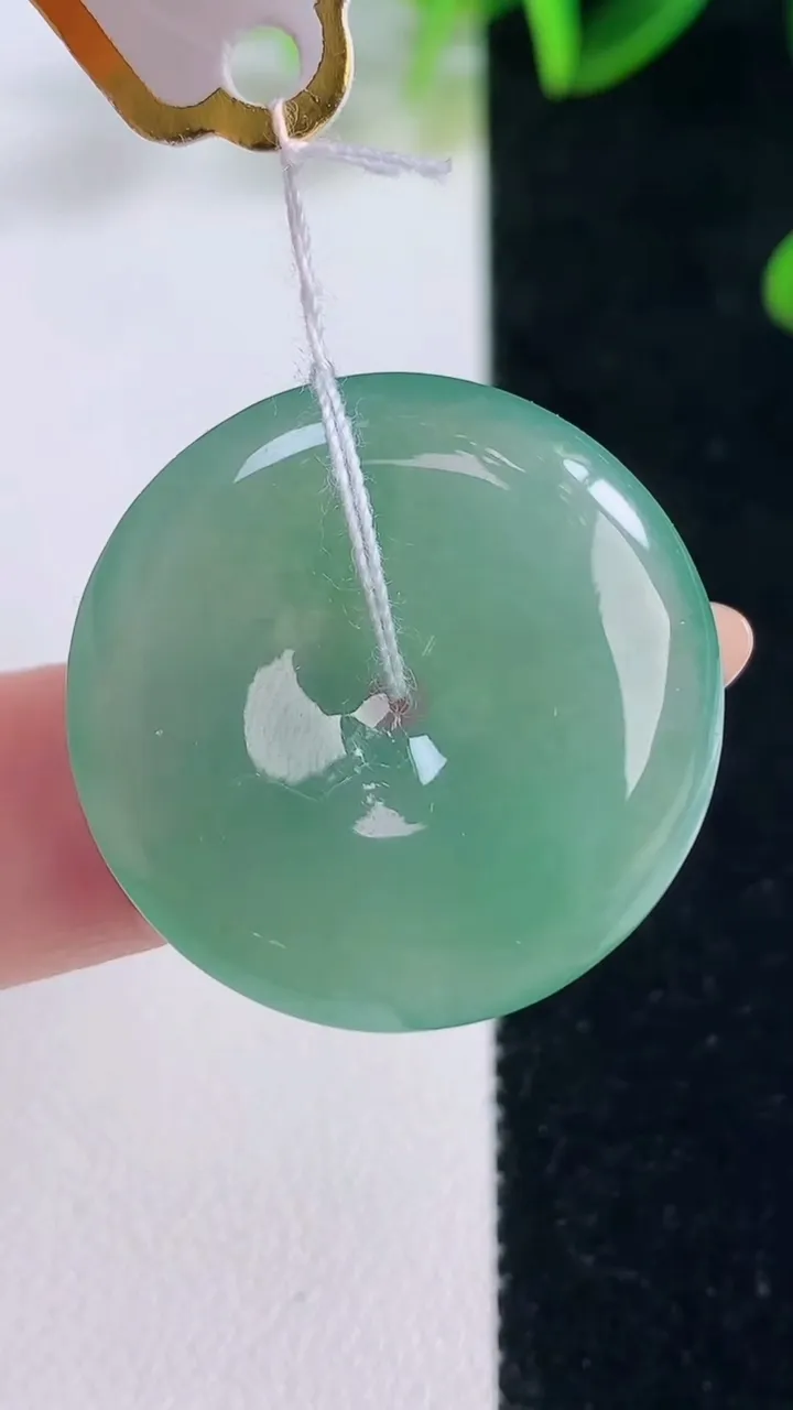 天然A货翡翠平安扣吊坠，尺寸27-5.8，重量:8.51g
11月20日