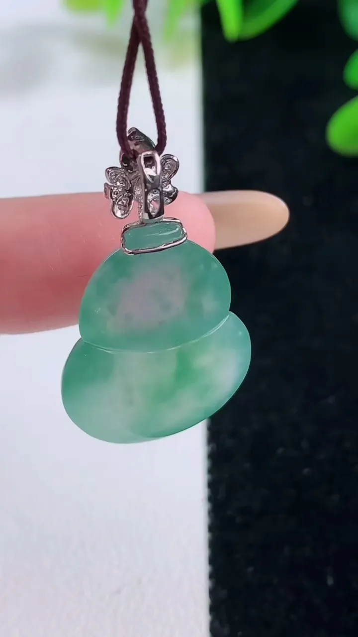 天然A货翡翠种飘花葫芦吊坠，尺寸23-18-7.8，重量:5.68g
11月20日