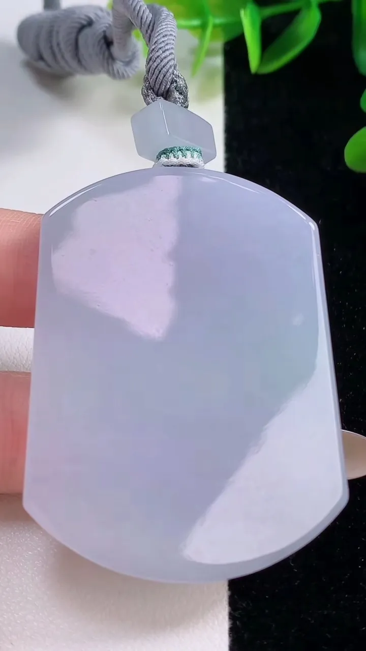 天然A货翡翠紫罗兰无事牌吊坠，尺寸54-41.4-5.4，重量:39.53g
11月20日