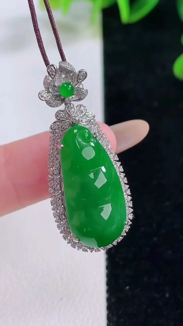 天然A货翡翠福豆吊坠，尺寸36.7-15-9.5，裸石24-11重量:5.62g
11月20日