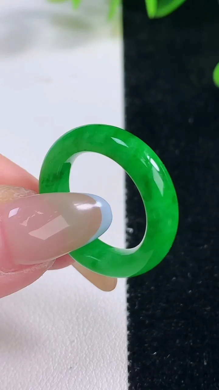 天然A货翡翠指环戒指，尺寸18-5.6-4，重量:4.92g2025年11月20日
工厂直销收藏佳品,种好水足，色泽均匀，有种有色，上手高大气！