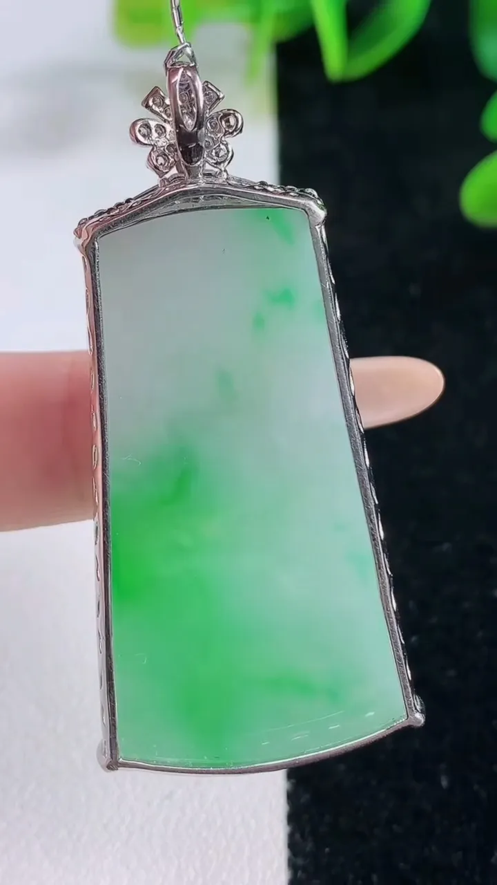 天然A货翡翠无事牌吊坠，尺寸51-41.6-25-6.2，重量:11.73g
11月20日