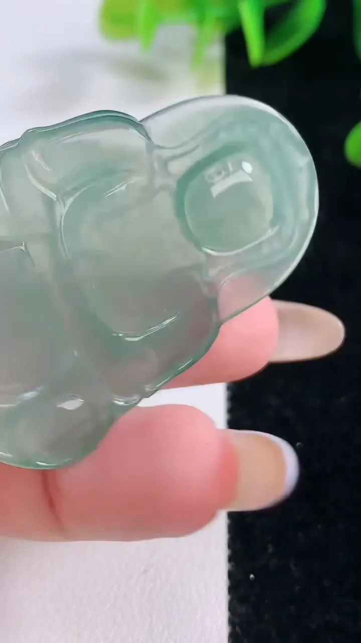 天然A货翡翠观音菩萨吊坠，尺寸49-35.8-4，重量:13.56g
11月20日