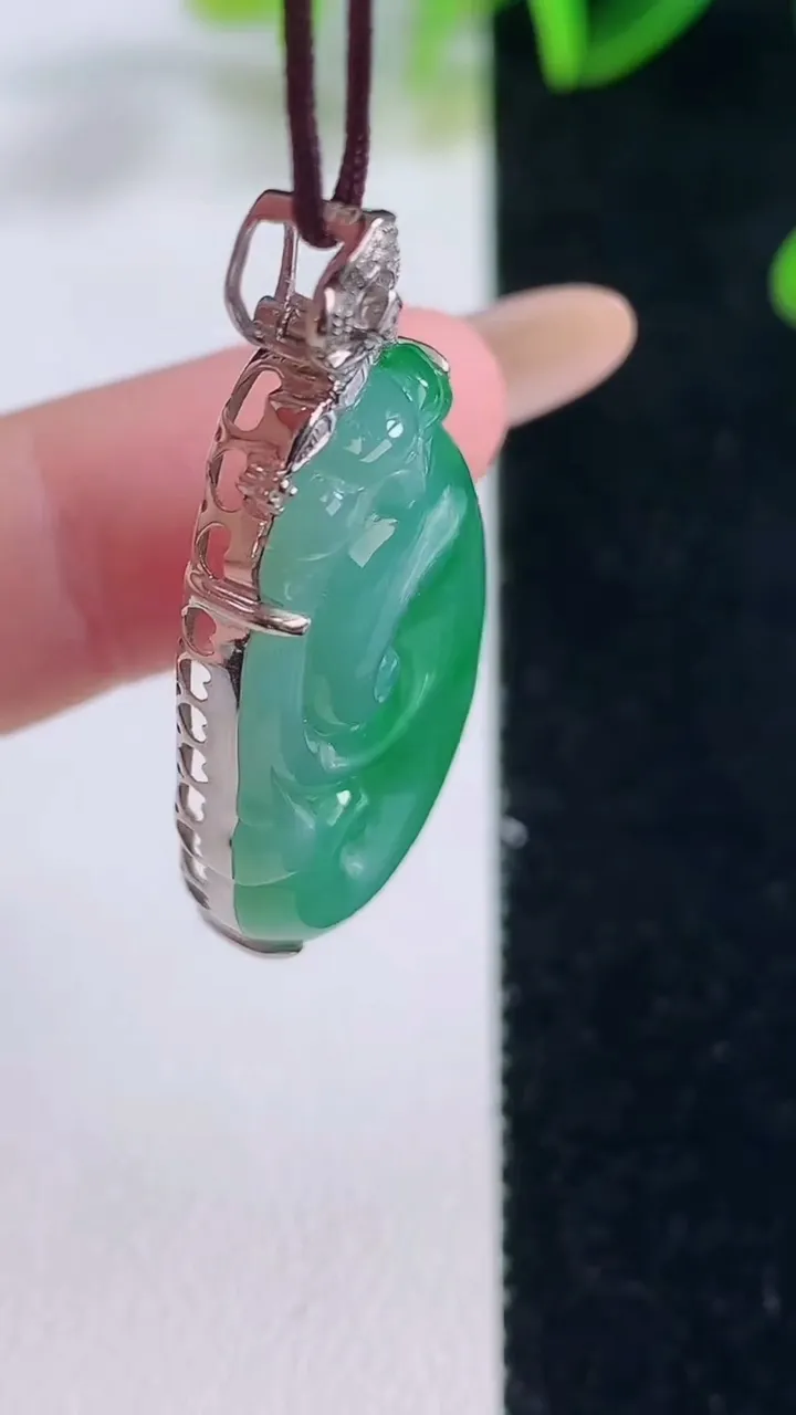 天然A货翡翠如意吊坠，尺寸36.2-28.4-1.8，重量:7.32g
11月20日