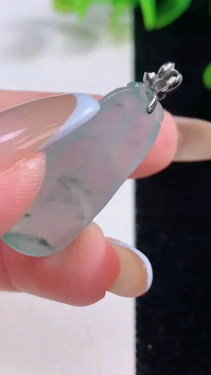 天然A货翡翠种飘花金枝玉叶 叶子吊坠，尺寸30-14-4，重量:4.10g
11月20日